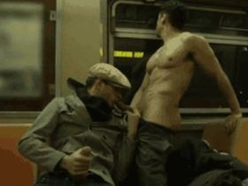 Геи сосут члены в пустом вагоне метро